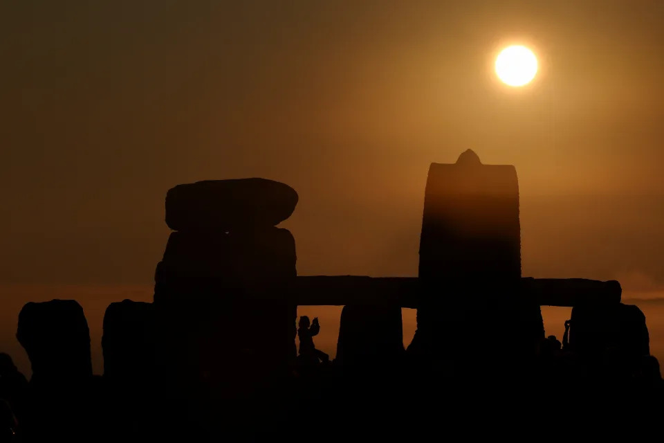 <p>Stonehenge se construyó en tres fases entre el 3000 a.C. y 1600 a.C. y pertenece a la organización English Heritage. Según los organizadores, unos 8.000 visitantes ingresaron al sitio antiguo para el amanecer del solsticio de 2023. (REUTERS/Toby Melville)</p> 