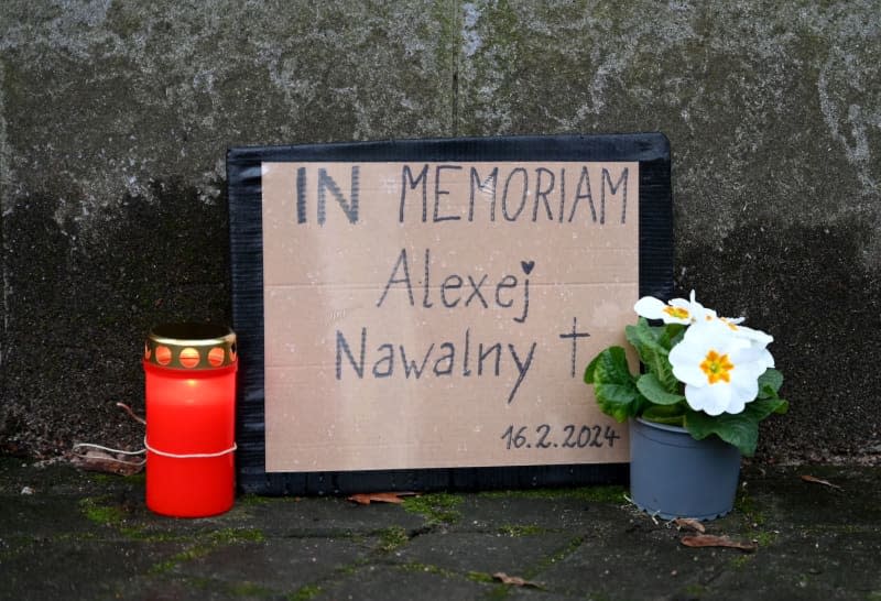 A Sign Reading &Quot;In Memoriam Alexei Navalny 16.2.2024&Quot; Is Seen In Front Of The Fence Of The Former Building Of The Now Closed Russian Consulate General In Hamburg. Leading Russian Opposition Figure Alexei Navalny Has Died In Prison On Friday At The Age Of 47. Rabea Gruber/Dpa