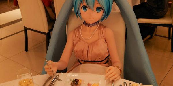 Un hombre se casó con Hatsune Miku y cenó con ella en un restaurante público