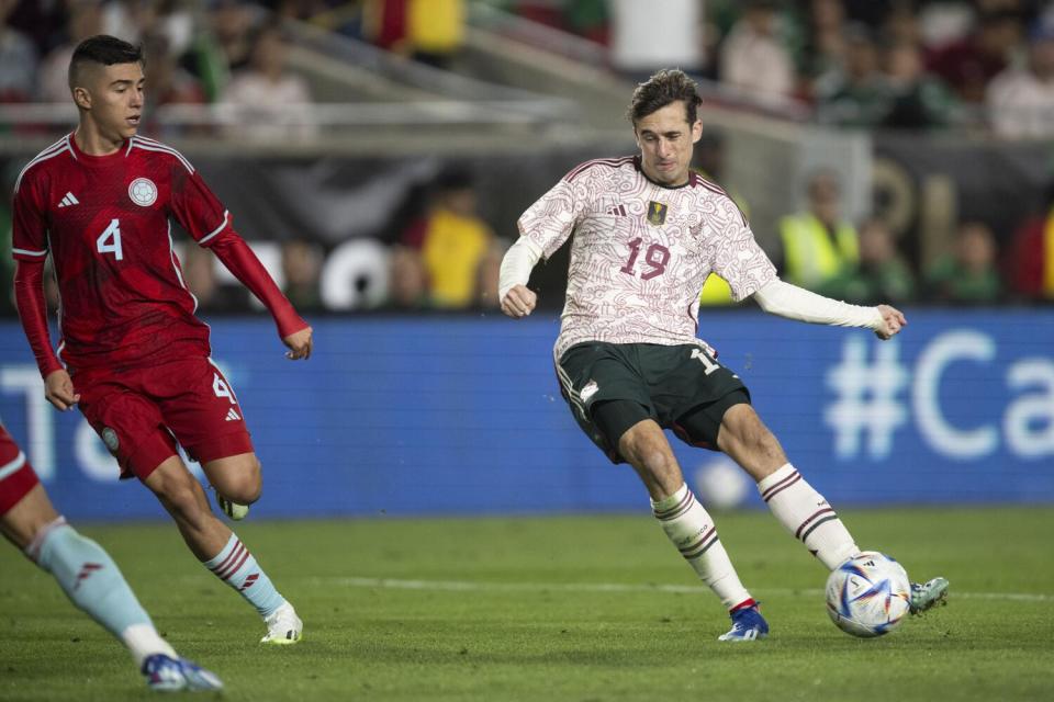 Mexico midfielder Jordi Cortizo passes the ball away from Colombia defender Samuel Velásquez at the Coliseum.