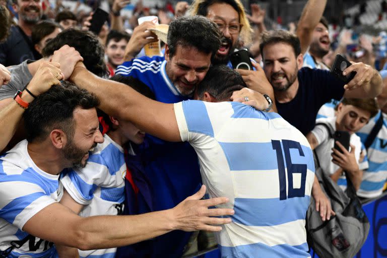 El abrazo de Creevy con sus compañeros; fue tras el triunfo sobre Gales en el Stade Velodrome de Marsella