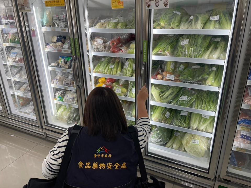 台中食安處執行例行稽查與後市場抽驗，共計抽驗生鮮、加工食品等1833件。（圖／中市食安處提供）