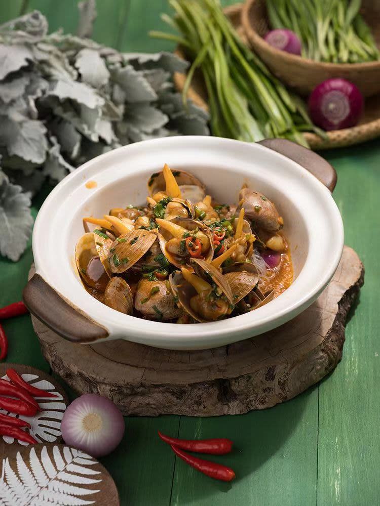 Stir-fried spicy clams. (PHOTO: Yun Nans)