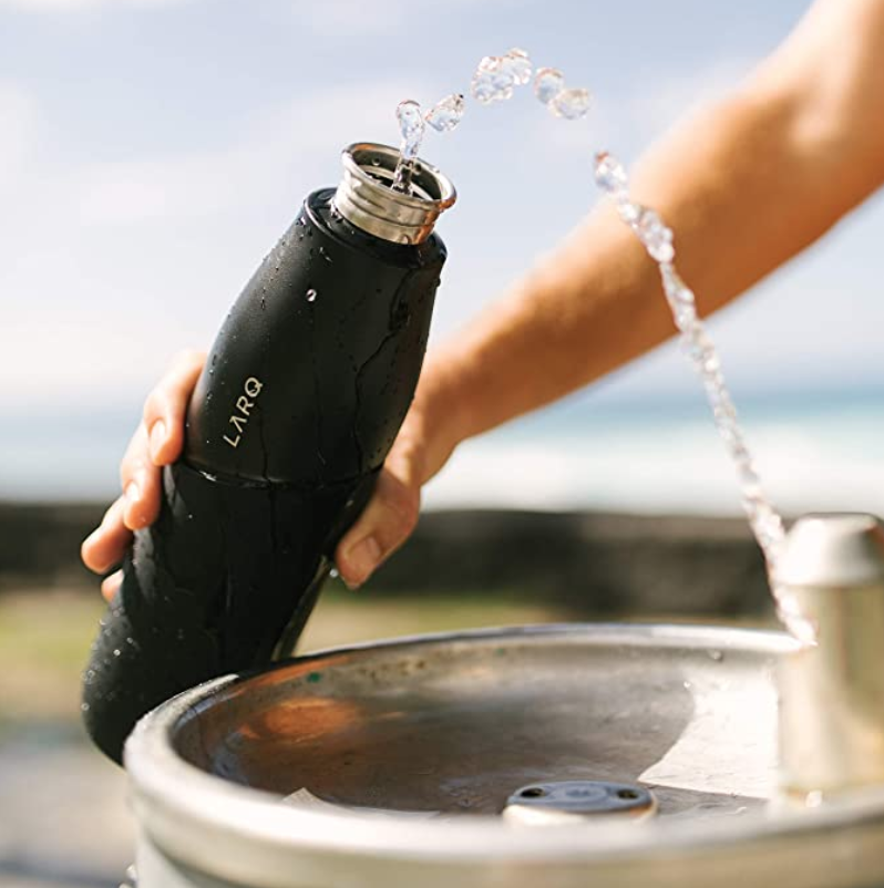 Botella de agua LARQ, ligera, de acero inoxidable y se lava sola. (Foto: Amazon)