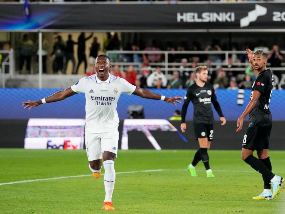 El jugador del Real Madrid David Alaba celabra tras anotar el primer gol del triunfo de su equipo 2-0 ante el Eintracht Frankfurt en la Supercopa de Europa, celebrado el 10 de agosto de 2022 en Helsinki, Finlandia.