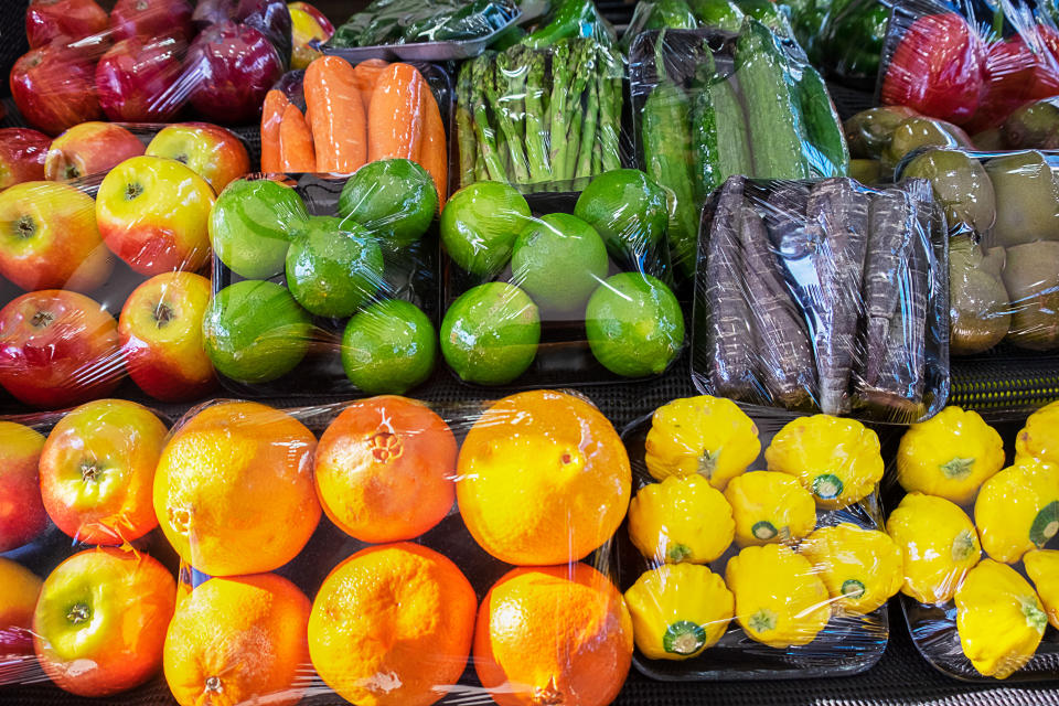 Obst und Gemüse kommt von Natur aus in bester Verpackung und bedarf eigentlich keines Plastiks (Bild: Getty Images)