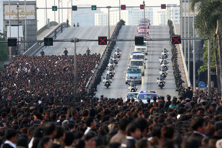 A motorcade carrying the body of Thailand's late King Bhumibol Adulyadej makes its way from the hospital to the the Grand Palace in Bangkok, Thailand October 14, 2016. Dailynews/via REUTERS