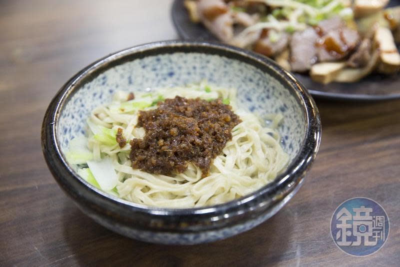 台中市南屯路上的竹仔腳麵食館，是王國雄最推薦的在地美食，其中麵條Q彈的陽春乾麵是必點料理。（45元／份）