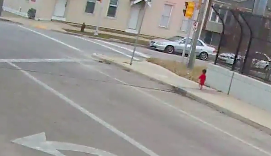The barefoot baby was walking alone on the footpath. Source: Milwaukee County Transit System/Facebook