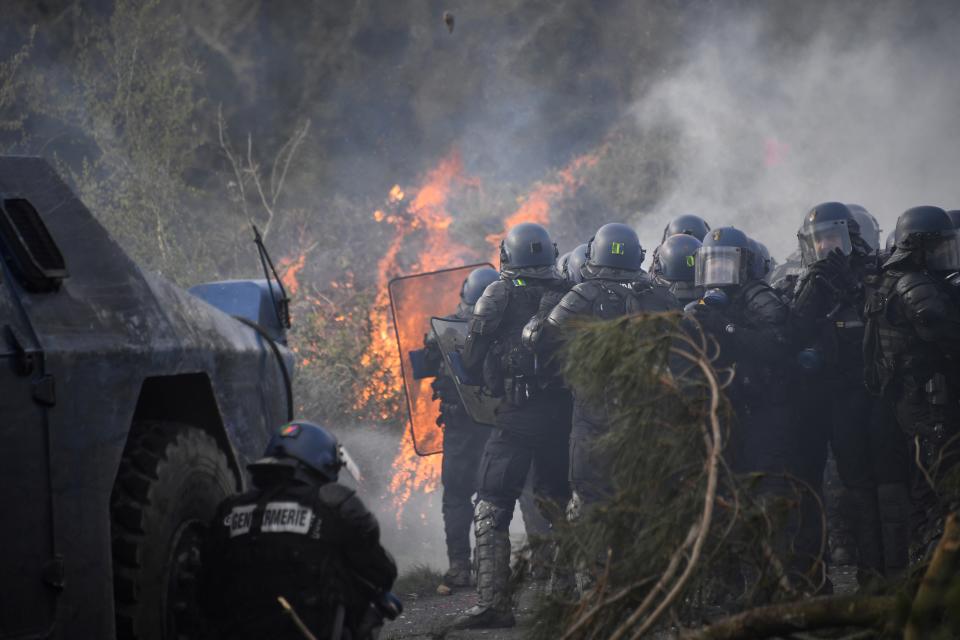 Évacuation de la ZAD de Notre-Dame-des-Landes, le 15 avril 2018 (Photo by Damien MEYER / AFP)