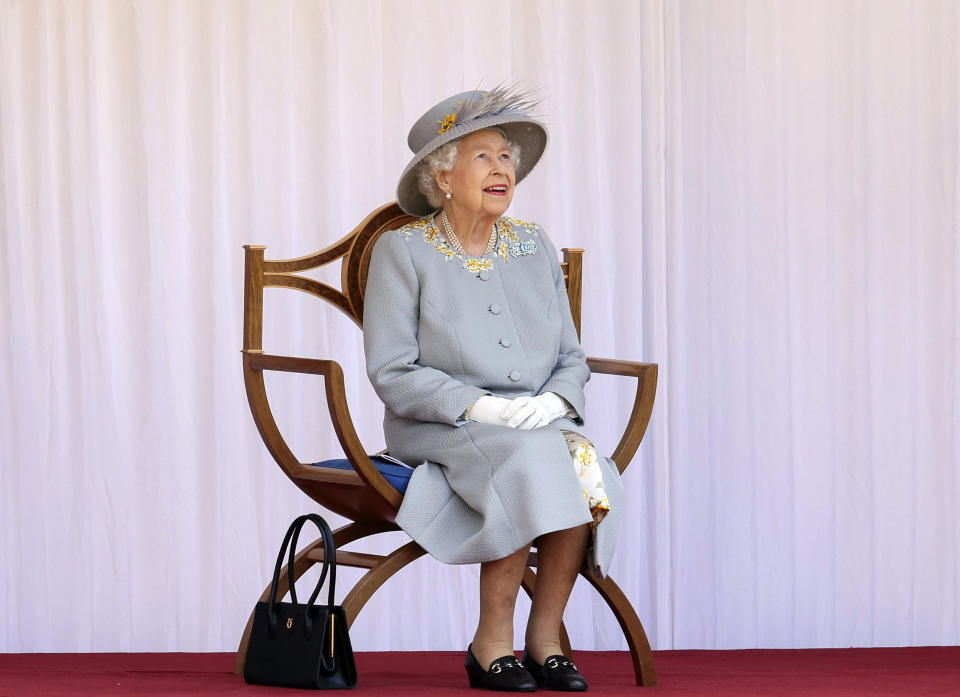 ARCHIVO - La reina Isabel II de Gran Bretaña observa flechas rojas en el cielo para celebrar su cumpleaños oficial en el Castillo de Windsor, en Windsor, Inglaterra, el sábado 12 de junio de 2021. (Chris Jackson/Pool via AP, Archivo)