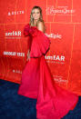 <p>Heidi Klum lució un dramático diseño color rojo intenso de Zac Posen con mangas extragrandes y cola. La alemana combinó con joyas aguamarina Lorraine Schwartz. Su cabello pudo haber sido mejor estilizado, pero en general, es un acierto.<br>(Photo by Kevin Tachman/amfAR/Getty Images for amfAR) </p>