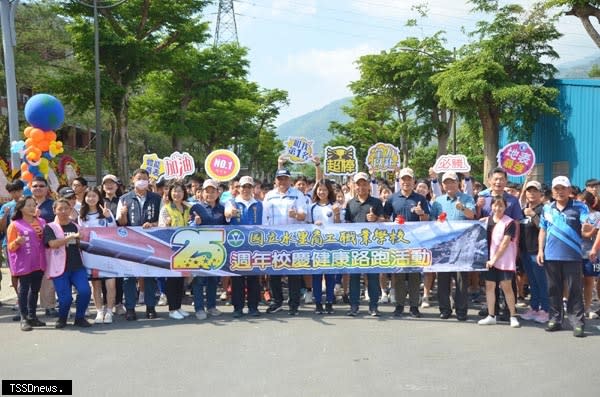 南投縣一一0年「友善校園」暨「防制學生藥物濫用」健康路跑競賽活動，縣府秘書長洪瑞智鳴笛為賽事揭開序幕。(記者蔡榮宗攝)