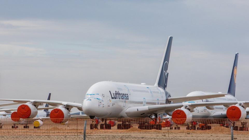 Zwei eingemotte Airbus A380 der Fluggesellschaft Lufthansa sind auf dem Flughafen Teruel in Spanien abgestellt.