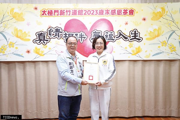 竹北市長鄭朝方助理范明忠代表市府頒發感謝狀，表彰太極門行腳全球103國，增進世界和平。