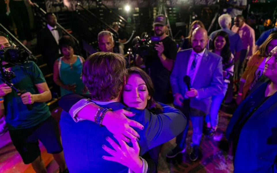Nikki Fried abraza a su partidario Marcel Santos tras perder las primarias demócratas para la gubernatura de la Florida contra Charlie Crist en Revolution Live, el martes 23 de agosto de 2022, en Fort Lauderdale, Florida. MATIAS J. OCNER/mocner@miamiherald.com