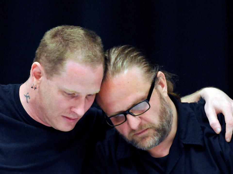 Corey Taylor, vocalista de Slipknot, y Shawn Crahan se consuelan mutuamente durante una rueda de prensa de 2015 en la que se abordó la muerte del bajista Paul Gray (Getty Images)