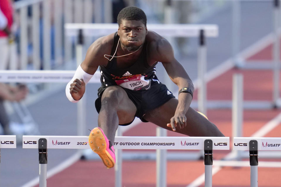 ARCHIVO - Cordell Tinch compite en la primera ronda de los 400 metros con vallas masculinos durante el campeonato de atletismo de Estados Unidos en Eugene, Oregon, el sábado 8 de julio de 2023. (Foto AP/Ashley Landis, archivo)