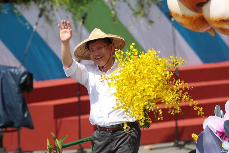 20171010-中華民國106年國慶典禮於總統府前舉行，台中市長林佳龍站於石虎花車前，熱情行銷台中2018花卉博覽會。（顏麟宇攝）