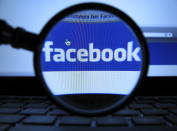 <b>Cuidarás tu privacidad en las redes sociales.</b> Facebook tiene la desagradable costumbre de <a href="http://es.finance.yahoo.com/blogs/fintechnologiayredeses/cambios-privacidad-facebook-115135257.html" data-ylk="slk:cambiar su política de privacidad cada dos por tres;elm:context_link;itc:0;sec:content-canvas;outcm:mb_qualified_link;_E:mb_qualified_link;ct:story;" class="link  yahoo-link">cambiar su política de privacidad cada dos por tres</a>. Así que es muy recomendable visitar al menos una vez al mes la sección de configuración de nuestro perfil en la red social y verificar si está a nuestro gusto. Lo ideal es que sólo compartieramos nuestras publicaciones con nuestros amigos y con nadie más. De esta forma, no 'regalamos' información personal a desconocidos que pueden usarla en nuestra contra.