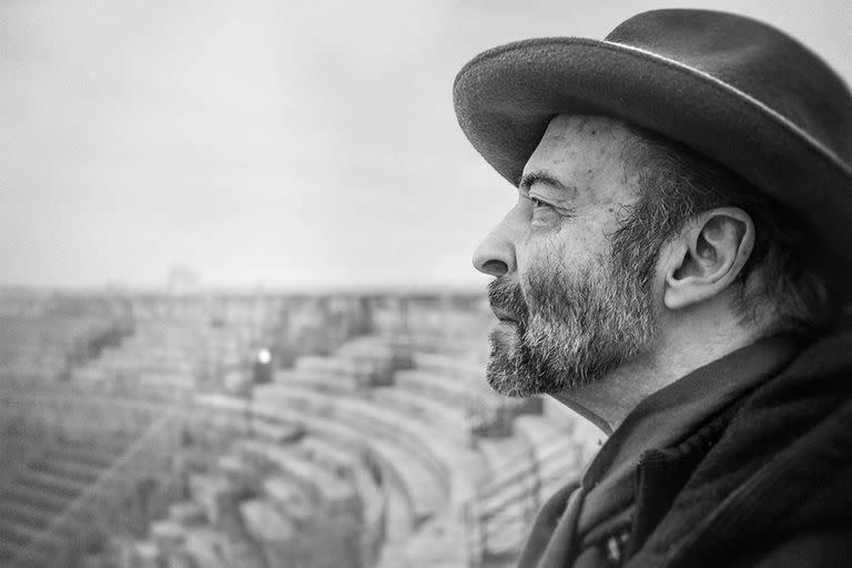 El fotógrafo René Roberts murió de frío en una de las calles más transitadas de París.  FOTO: Prisca Briquet