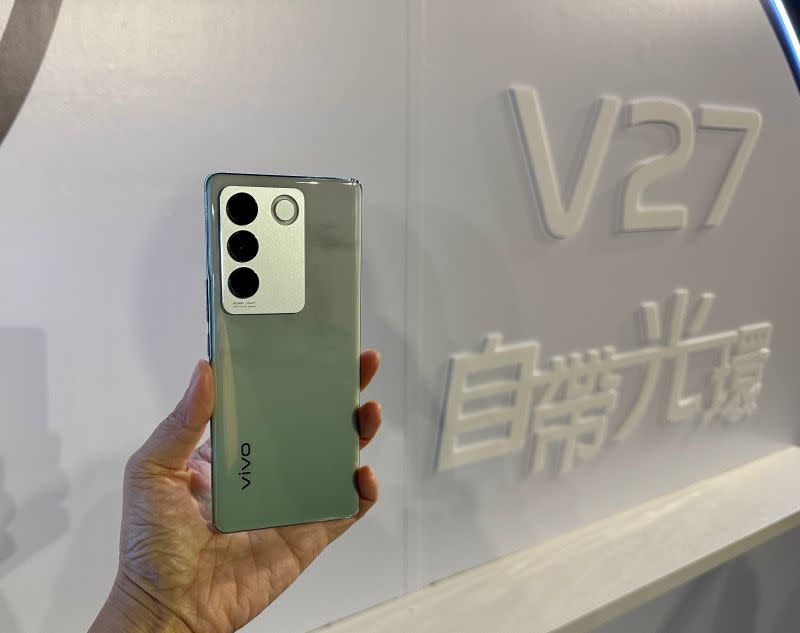 ▲vivo V27 5G首創玉質玻璃工藝，搭配獨特光致變色技術，透過紫外線照射隨意轉換色調。(圖／記者周淑萍攝)