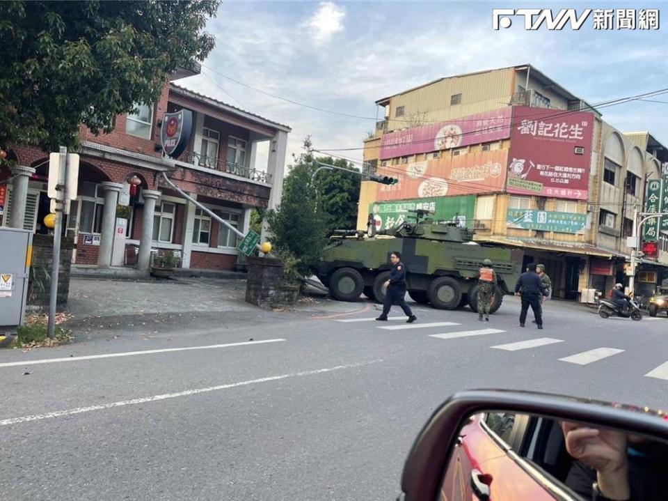 陸軍裝甲車戰備偵巡時，為閃單車撞路燈，派出所外牆也受損。（圖／記者爆料網）