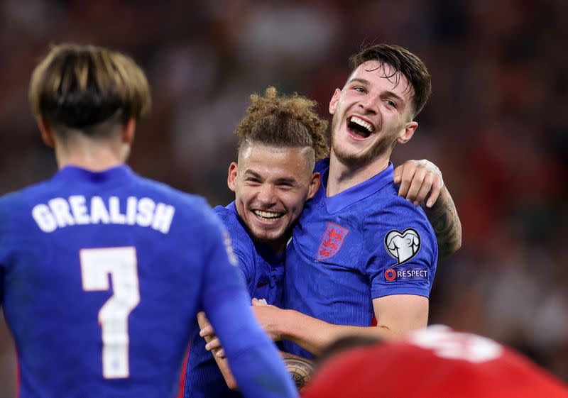 Declan Rice celebra tras anotar con sus compañeros Kalvin Phillips y Jack Grealish en la victoria de Inglaterra sobre Hungría por el Grupo I de la eliminatoria europea rumbo a Qatar 2022, en el Puskas Arena, Budapest, Hungría