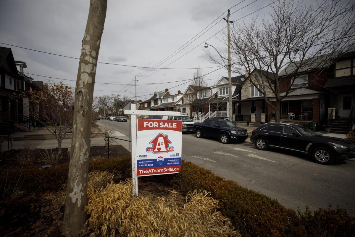 De huizenprijzen in Canada hebben een laagterecord bereikt doordat kopers worden getroffen door torenhoge prijzen