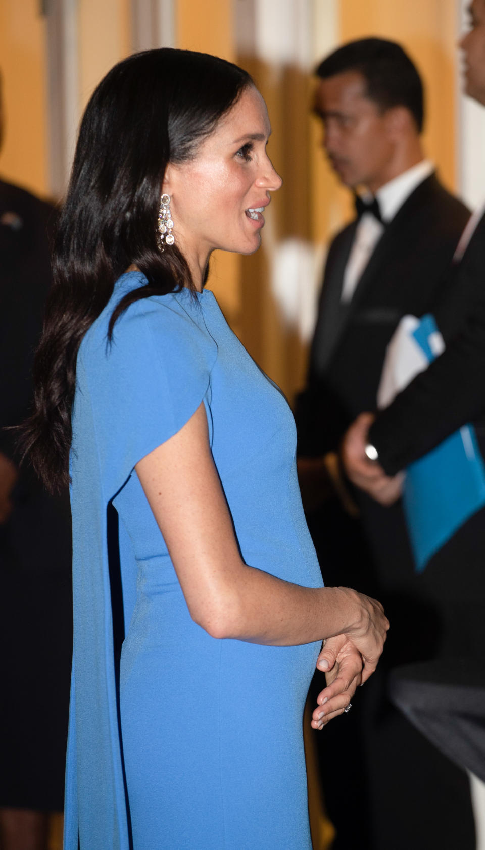 <p>Le baby bump de Meghan Markle était particulièrement visible, ce lundi 22 octobre, pour sa première journée de visite à Suva, dans les Îles Fidji. Crédit photo : Getty Images </p>