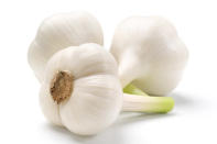 <b>Knoblauch</b><br><br>Auch Knoblauch senkt nachweislich das Krebs-Risiko. Denn Knoblauch enthält nicht nur zahlreiche Vitamine und Mineralstoffe, sondern kann auch mit einer Reihe wertvoller sekundärer Pflanzenstoffe wie Polyphenolen oder Sulfiden aufwarten. Durch diese antioxidativ wirkenden Pflanzenstoffe hemmt Knoblauch die Entstehung von Tumoren im Magen- und Darmbereich. (Bild: thinkstock)