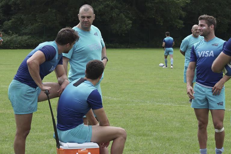 Michael Cheika, en conversación con los jugadores; el australiano está de vuelta con el equipo en un momento clave