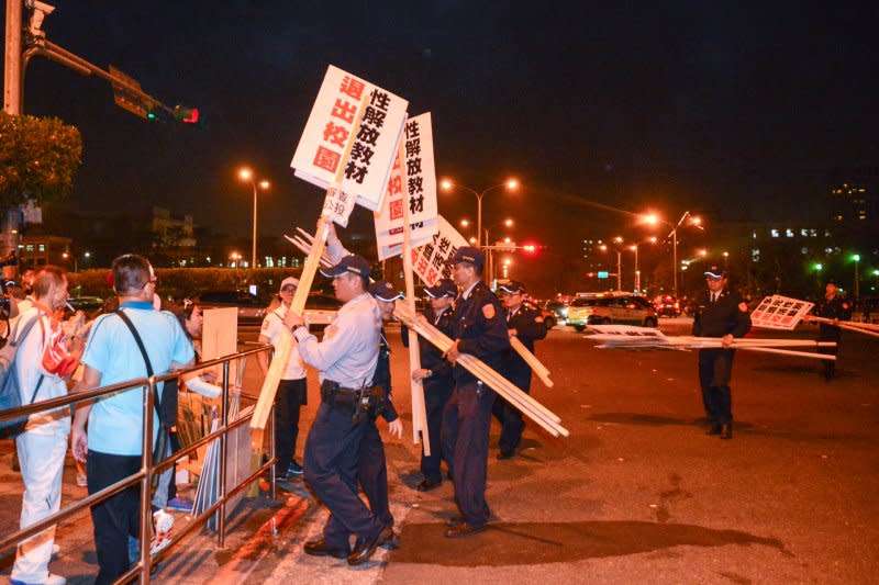 20161226-反同挺同民眾抗離，警方幫忙搬離抗議牌。（陳明仁攝）