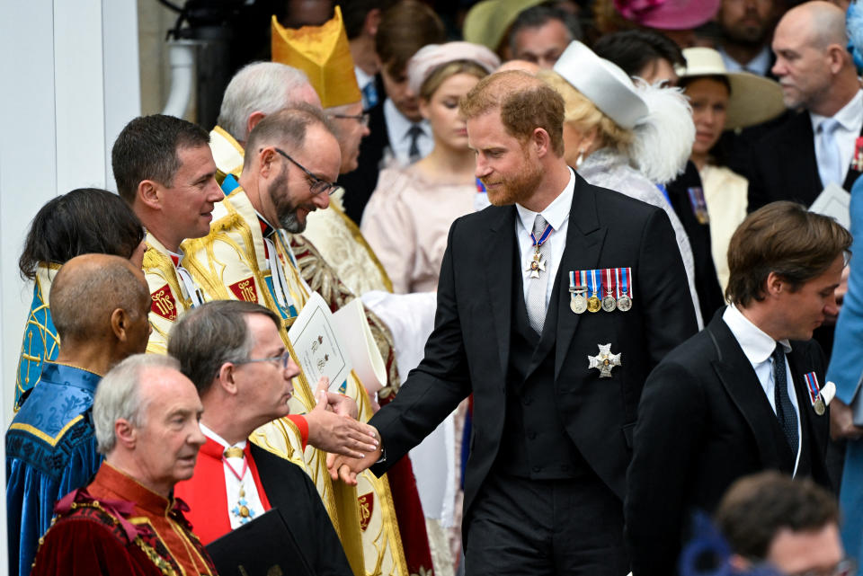 El príncipe Harry, duque de Sussex, abandona la Abadía de Westminster tras la ceremonia de coronación de su padre, el Rey Carlos, en Londres, Gran Bretaña, el 6 de mayo de 2023. REUTERS/Toby Melville/Pool