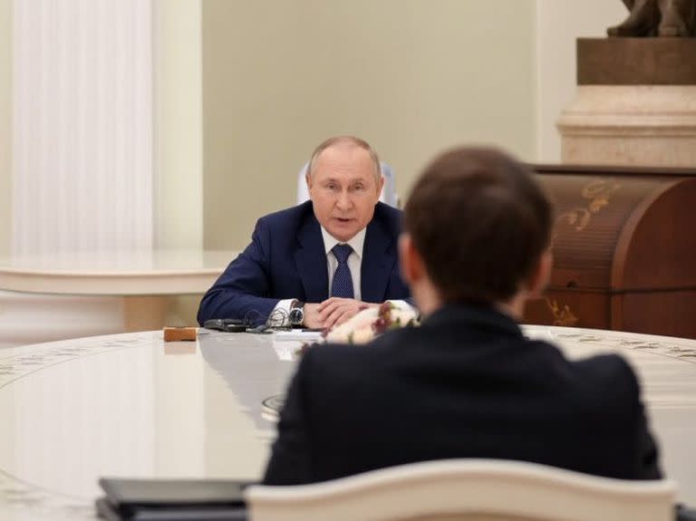 El presidente francés, Emmanuel Macron, debate el futuro del conflicto en Ucrania con su homólogo ruso, Vladimir Putin. Macron advirtió a los franceses sobre el ascenso de los regímenes autoritarios.