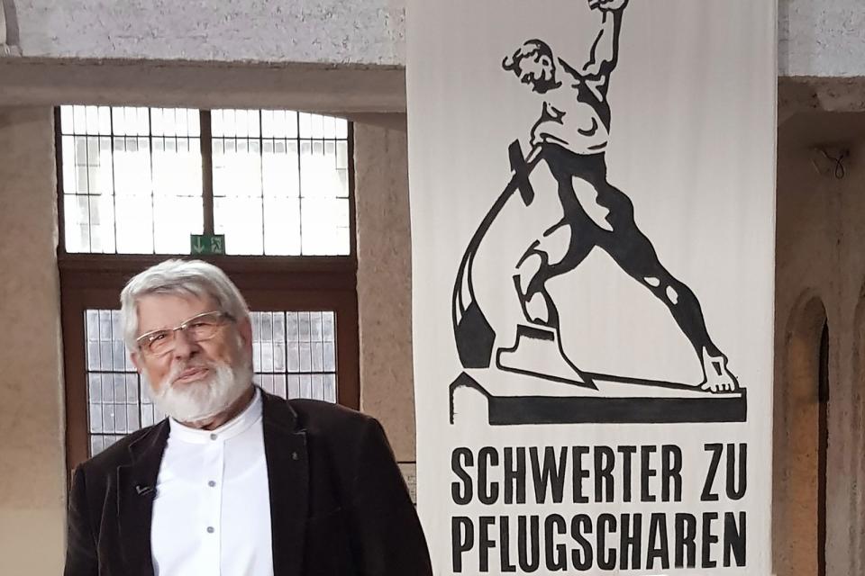 Harald Bretschneider, zu DDR-Zeiten Jugendpfarrer in Sachsen, entwickelte das auch im Westen beliebte Logo der Friedensbewegung mit dem Motto "Schwerter zu Pflugscharen".
 (Bild: ZDF / Kristof Kannegießer)