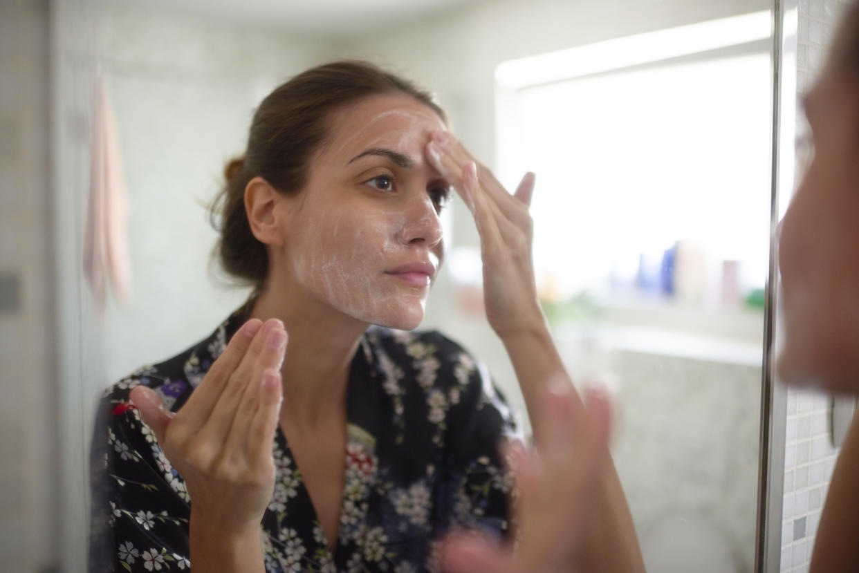 Para que los cosméticos penetren en la piel y cumplan su función es fundamental realizar una limpieza previa a cualquier rutina facial. (Foto: Getty)