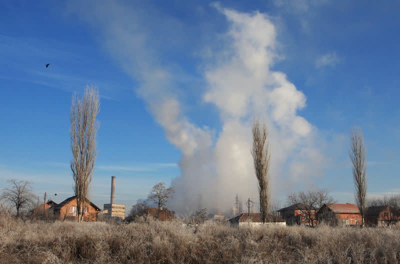 Foto de archivo. El humo sale de las torres de la central eléctrica de carbón A de Kosovo en Obilic, cerca de Pristina