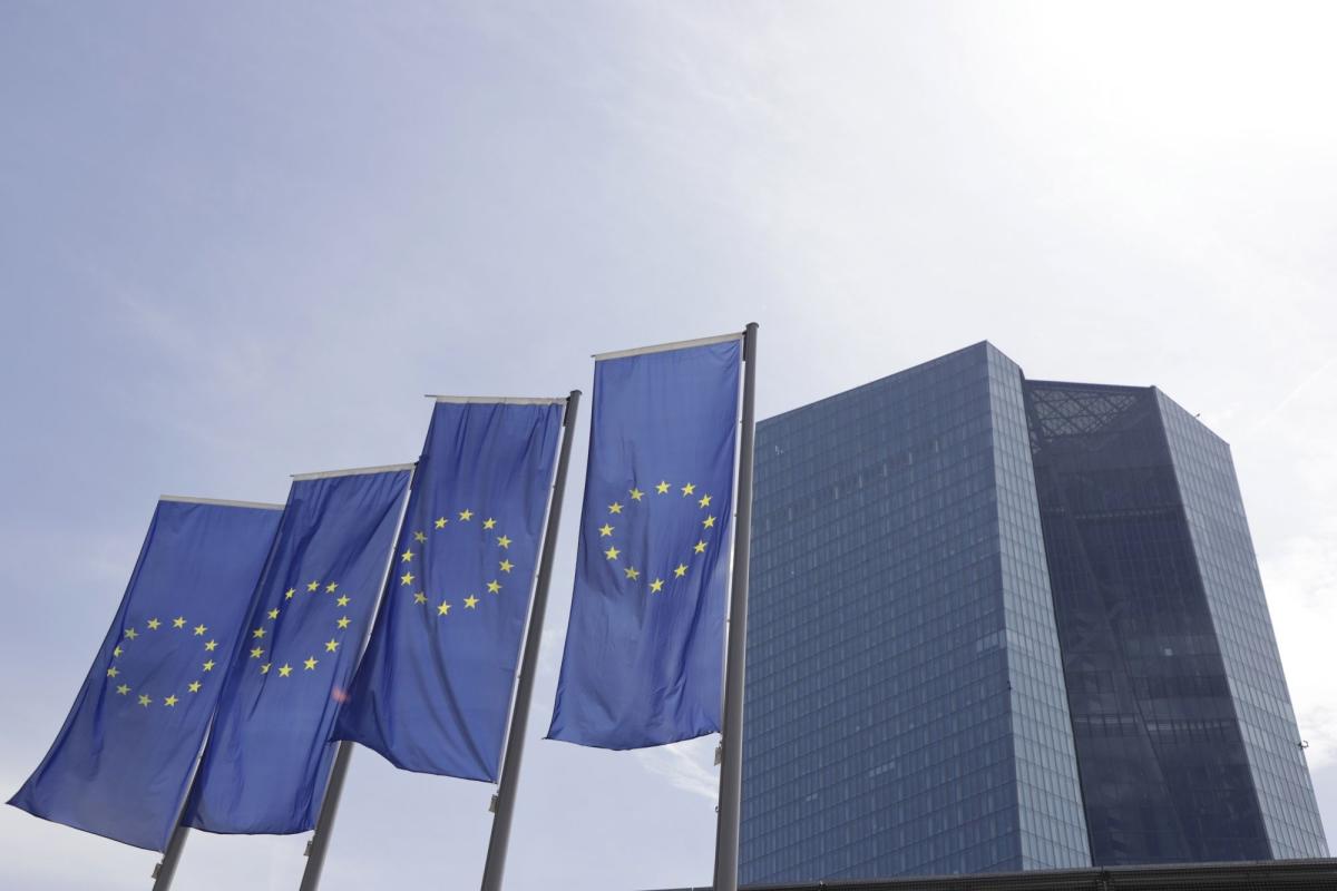 ECB Kazak teigia, kad kitas padidinimas turėtų būti dideli ir mažesni žingsniai