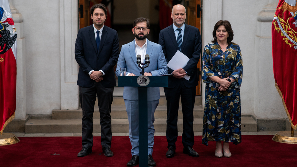 El presidente de Chile, Gabriel Boric, al anunciar el acuerdo para elaborar la nueva Constitución.