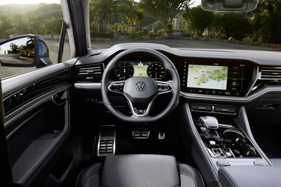 TouaregBlackEditioninterior2.jpg