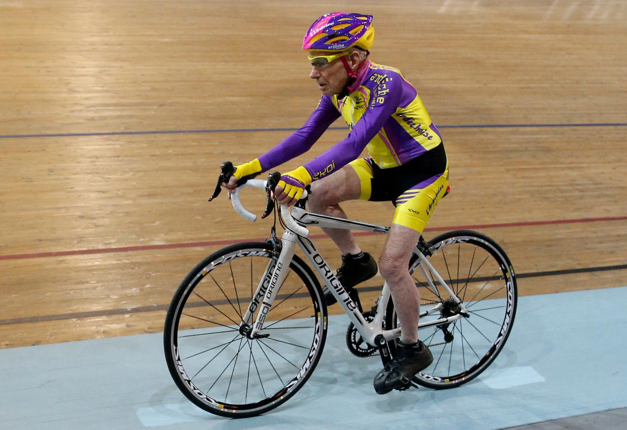 Robert Marchand durnate una competición de ciclismo en pista. (REUTERS/Jacky Naegelen)