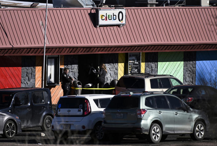 La police entre au Club Q à Colorado Springs, Colorado, le 20 novembre 2022, alors qu'elle continue d'enquêter sur la fusillade de samedi soir qui a fait plusieurs morts et plusieurs blessés.  (Christian Murdock / The Gazette via AP)