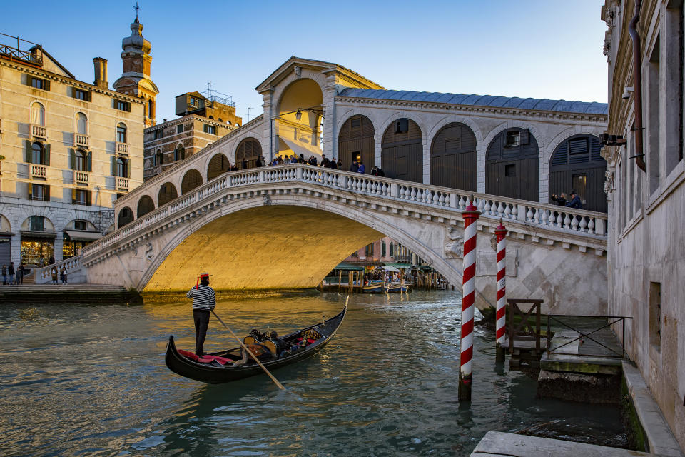 Italy, Venice, gondola on Grand Canal in front of Rialto Bridge