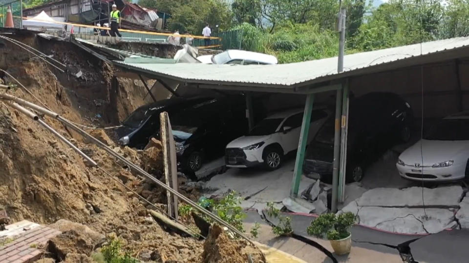 ▼地震過後鐵皮屋全垮，好幾輛轎車卡在停車場。（圖／東森新聞）