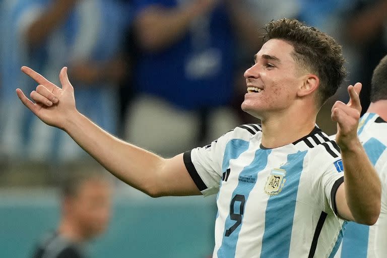 Julián Álvarez festeja uno de sus goles en el Mundial de Qatar, donde fue campeón con la Argentina