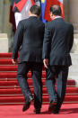 Nicolas Sarkozy et François Hollande s'apprêtent à monter les marches du parvis de l'Elysée. AFP