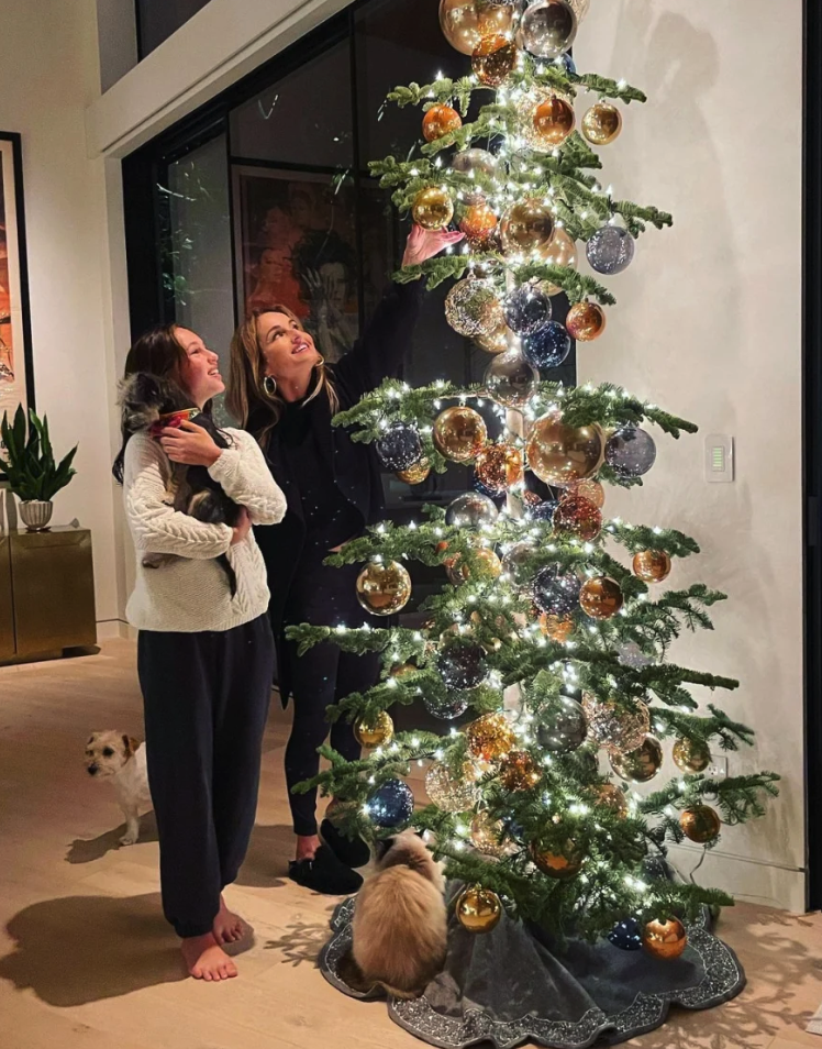 giada de laurentiis living room with daughter and christmas tree