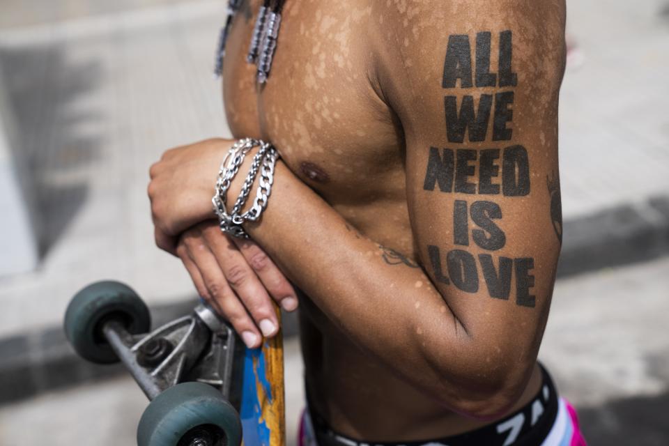 El skater Christoper Melgar observa a las fuerzas de seguridad durante una protesta por la falta de comida que afecta a las cocinas benéficas, en Buenos Aires, Argentina, el 8 de febrero de 2024. (AP Foto/Rodrigo Abd)