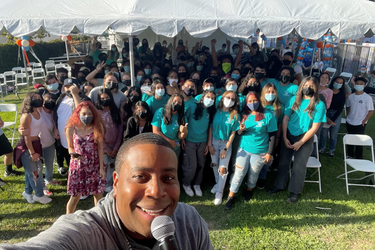 Kenan Thompson takes a selfie with the audience. (Courtesy of Banfield Pet Hospital)